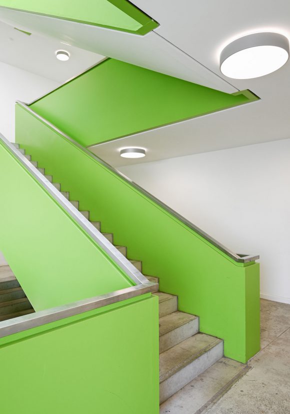 Grüne Haupttreppe des studentischen Wohnens am Campus der Technischen Hochschule Wildau.