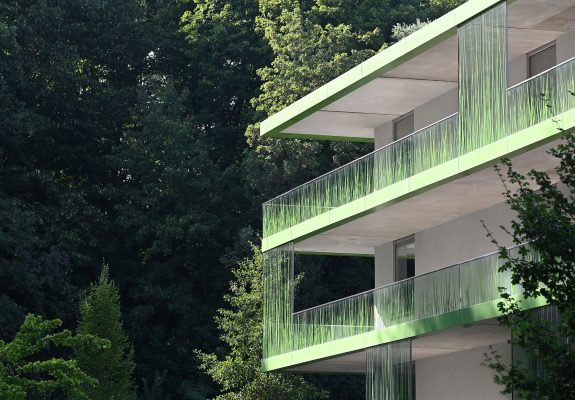 Fassade mit Gras-Motivdruck des studentischen Wohnens am Campus der Technischen Hochschule Wildau.