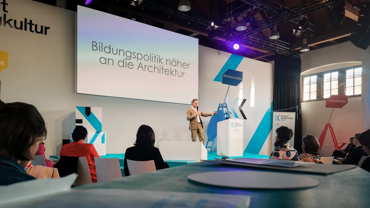 Prof. Xaver Egger spricht beim Konvent der Baukultur 2022