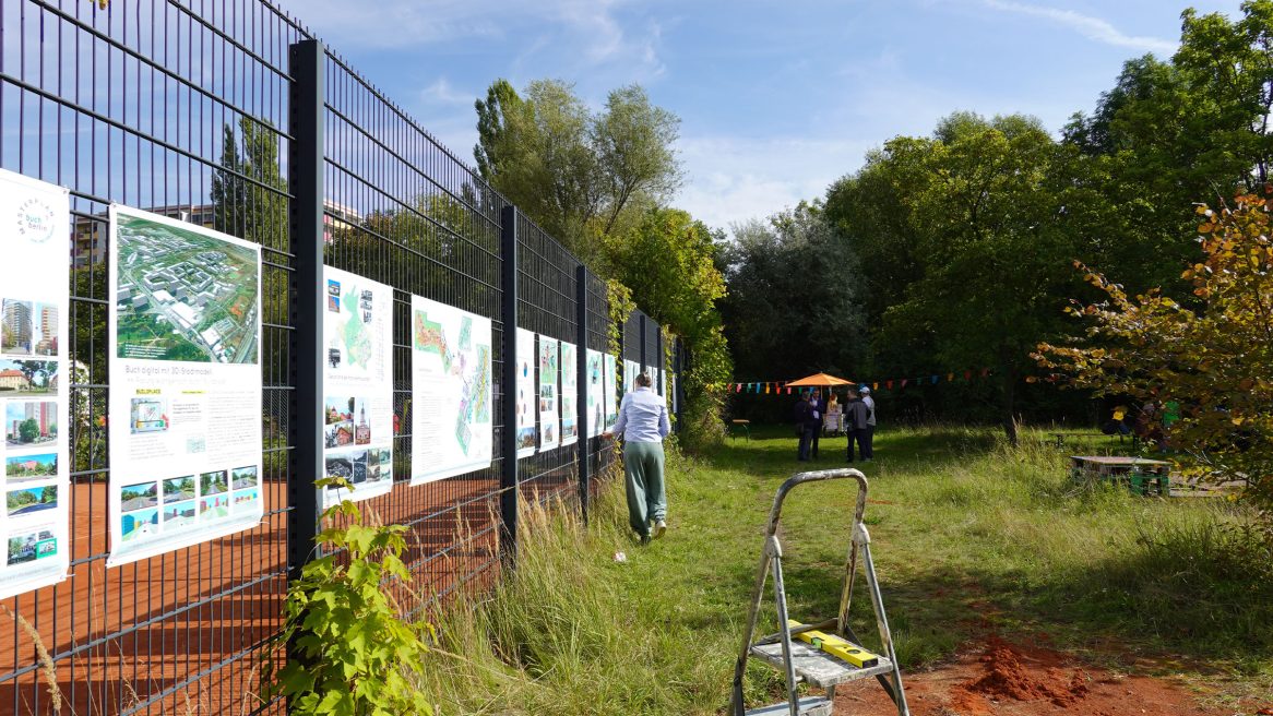 Ausstellung des Masterplans Buch im neu eröffneten Panke-Park in Berlin-Buch mit Plakaten zur zukünftigen Stadtentwicklung.