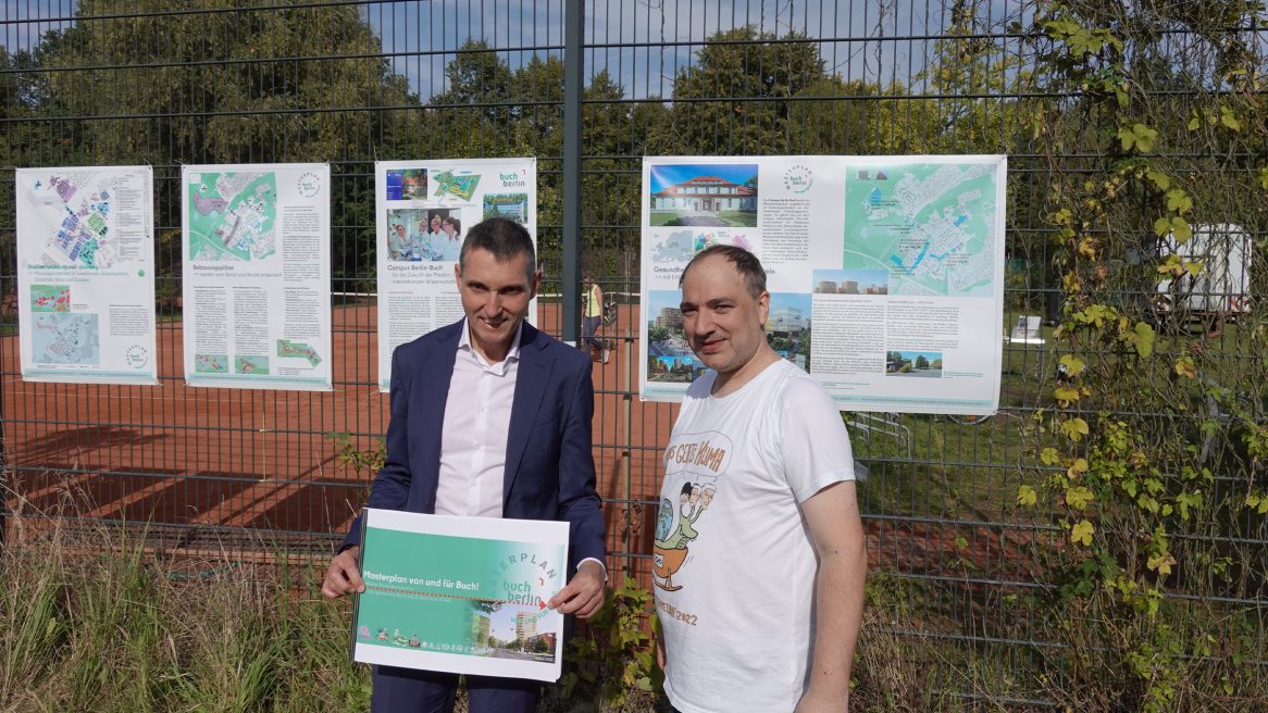 Bürger*innen informieren sich über die gemeinsam entwickelten Ideen für Wohnen, Mobilität und Freiräume im Masterplan Buch.