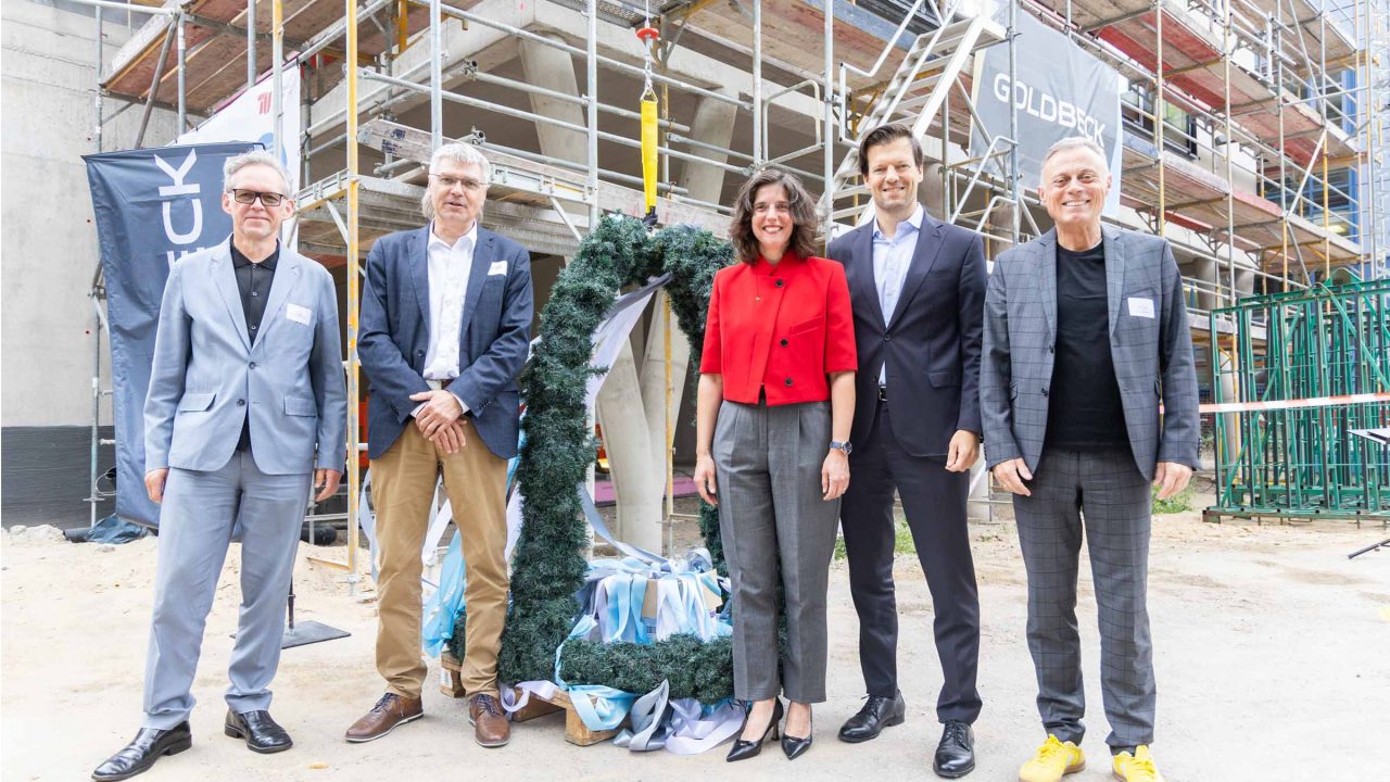 Prof. Dr. Xaver Egger mit weiteren Projektbeteiligten beim Richtfest der Chemical Invention Factory an der TU Berlin