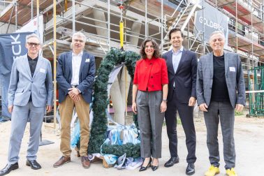 Prof. Dr. Xaver Egger mit weiteren Projektbeteiligten beim Richtfest der Chemical Invention Factory an der TU Berlin