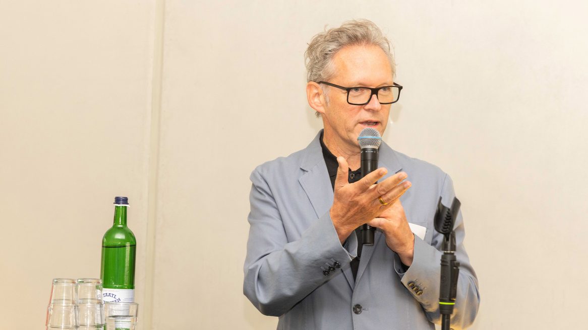Prof. Dr. Xaver Egger spricht beim Richtfest der Chemical Invention Factory an der TU Berlin