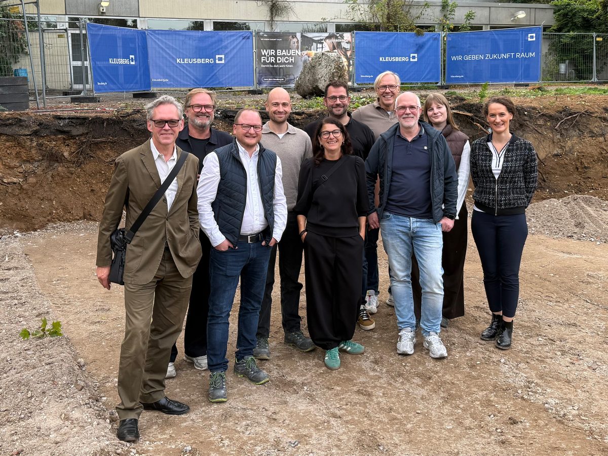 Gruppenfoto der Projektbeteiligten zum Spatenstich der Rotationsschule im Kuckental in Frechen.