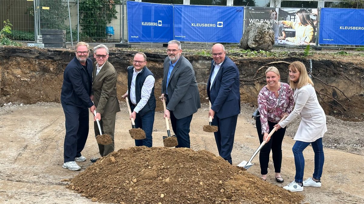 Spatenstich für die Rotationsschule im Kuckental in Frechen mit allen Projektbeteiligten und Spaten auf der Baustelle.